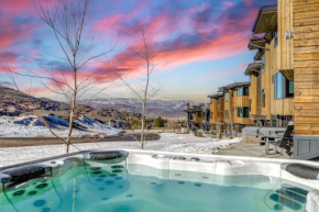 The Ridge at Canyons Village by AvantStay Stunning Ski InOut Condo w Hot Tub